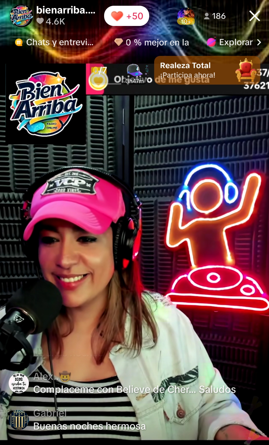 ¡Hola! La imagen muestra una persona destacada, posiblemente una presentadora radiofónica en vivo, de frente. Algunas de s...